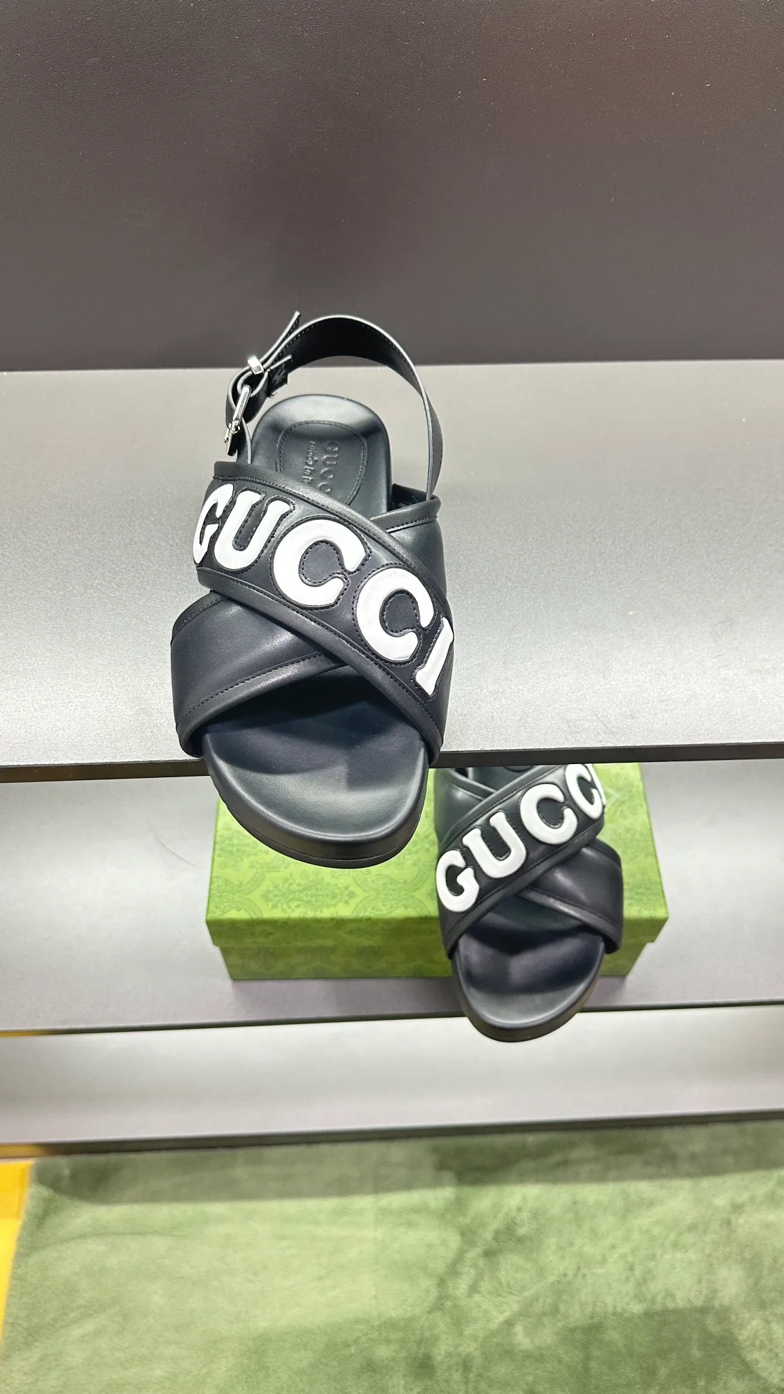 [G Family Couple Style] P: 320💰Female size 36~40 Men's size 39~45, (46. Custom-made GG slippers for men and women. This slipper is made of GG polyester fiber and is decorated with a Gucci label on the front, which adds a striking logo feel to the style. Beige GG recycled polyester fiber, same size for men and women, leather trim
